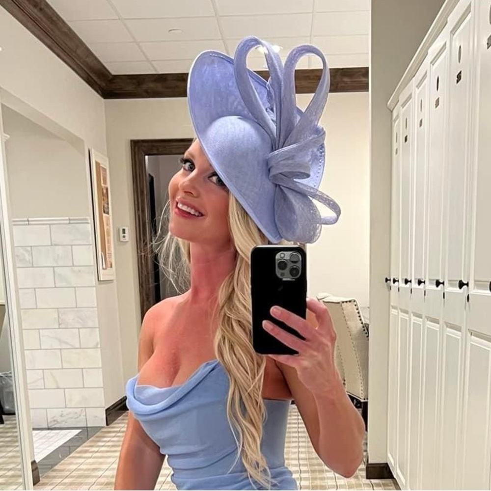 Derby bow fascinator